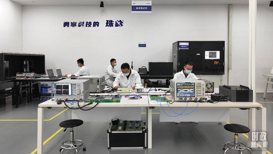 △江苏苏州一家科技创新企业的光电实验室。（总台央视记者程铖拍摄）