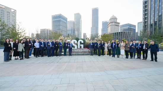 图1：与会理事、会员企业代表在ESG全球领导者大会永久会址前合影