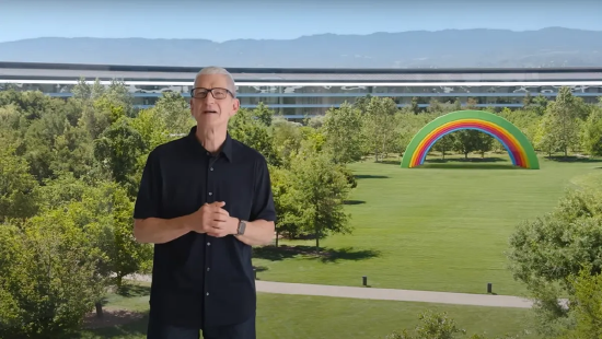 （库克在WWDC2025主题演讲视频中的画面）
