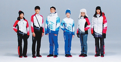 北京冬奥会和冬残奥会工作人员（左一、左二）、志愿者（左三、左四）及技术官员制服装备展示。 北京冬奥组委供图