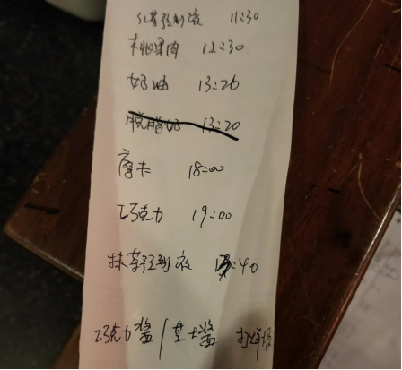 11月7日，在星巴克无锡震泽路店，店员记录了一些食材的到期时间，然而到期后，这些食材并没有被按时报废。　新京报记者 韩福涛 摄 
