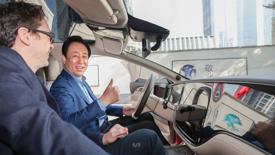 许家印审查后满意地竖起了大拇指