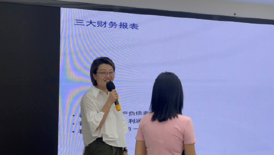 投教讲师闫姝晗为学员解答问题