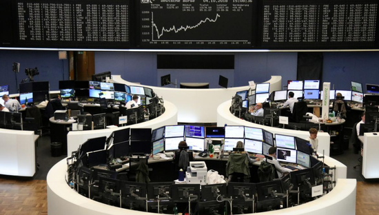 2018年10月4日，德国法兰克福股票交易所内的工作场景。