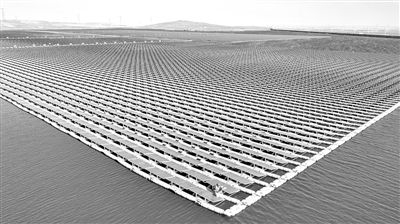 位于宁夏灵武市的国家能源集团宁夏电力公司宁东电厂3×5.98兆瓦漂浮分布式光伏发电项目（无人机照片）。记者 王鹏 摄