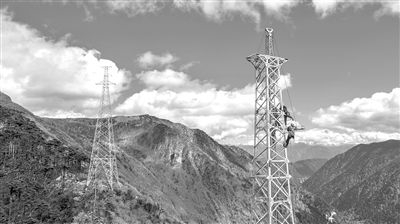 南方电网公司独龙江乡35千伏联网工程施工人员正在开展立塔施工。张强 摄