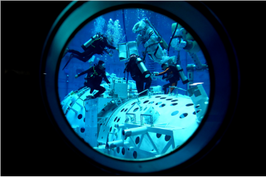 神舟十九航天员进行水下试验