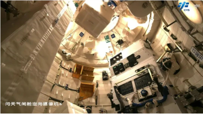 问天舱的气闸舱里面