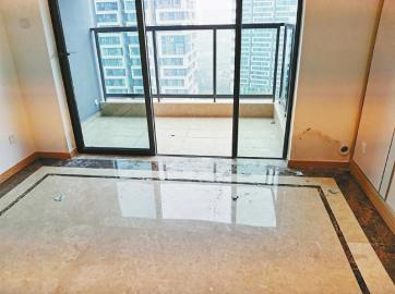 ④小区业主李琴在收验房时拍摄的照片，墙面有明显渗水痕迹。受访者供图