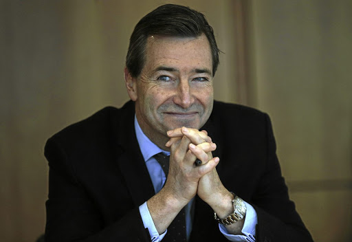 "在大批记者提出抗议后,英国《金融时报》执行长官约翰·里德准备将