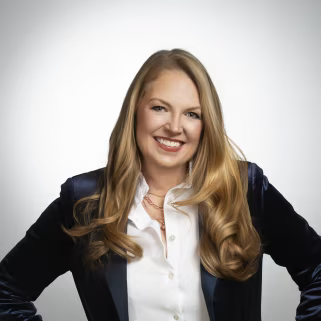 克雷斯自 2022 年起担任税务服务公司 H&R Block 的首席营销官，此前还曾在贝宝（PayPal）、美国国家地理担任营销高管。