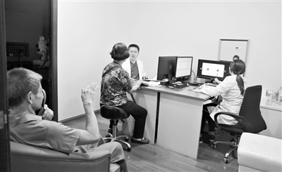 ▲落户于罗湖医院集团莲塘街道社康中心的国家标准化代谢性疾病管理中心为周边居民服务