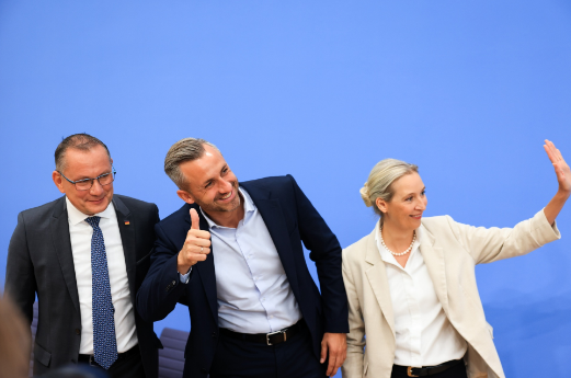 　Tino Chrupalla（左），Ulrich Siegmund和Alice Weidel，9月7日在柏林举行记者会前