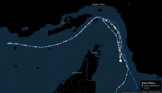 2026年4月15日，Agios Fanourios I（白色）和Alicia（蓝色）通过霍尔木兹海峡。