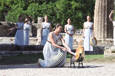 10月18日，扮演最高女祭司的希腊演员桑西·乔治乌取得圣火。