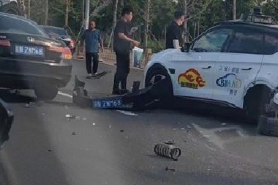 百度“萝卜快跑”无人车被曝出车祸 后轮被撞掉