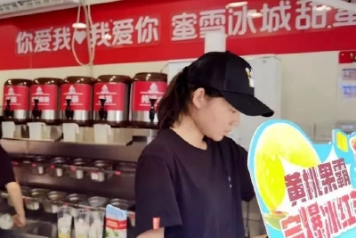 蜜雪冰城喝出虫？回应来了！两月前刚曝光相似案例，赔偿是200张一元优惠券