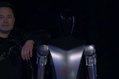 “硅谷钢铁侠”晒与“擎天柱”人形机器人合影