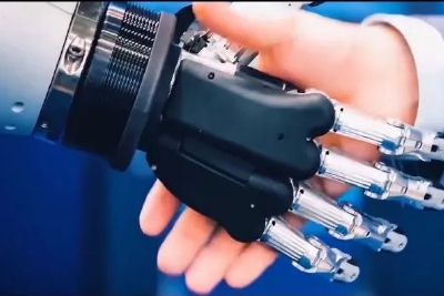 “擎天柱”人形机器人原型机亮相特斯拉AI Day，马斯克：预计比汽车便宜得多