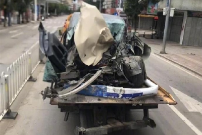 潮州特斯拉失控车主家属发声：踩下制动踏板无法停车 车子突然加速猛踩刹车毫无作用