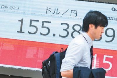 行人走过日本东京一处显示实时汇率的电子屏幕。新华社记者 张笑宇摄