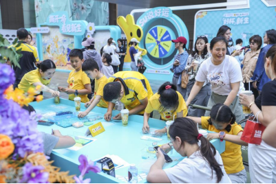 图："好杯新生"线下主题宣传活动展区和互动体验区