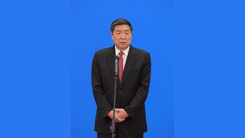 何立峰：坚持尽力而为、量力而行，加强普惠性基础性兜底性民生建设