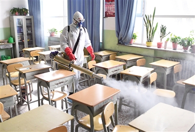 10月20日，蓝天救援队队员在兰州市第五十四中学教室内开展消杀工作。