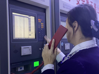 图：石家庄市荣景园模拟演习中，物业人员进行消防主机操作