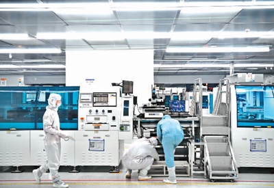 2月19日，工人在江西省赣州经开区同兴达电子科技有限公司数字化生产车间加工智能穿戴设备。 朱海鹏摄（人民视觉）