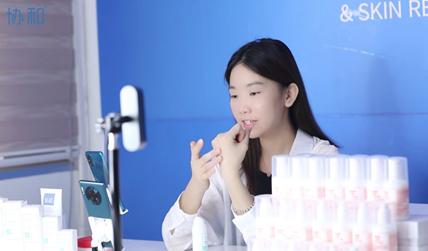 图：苏州协和药业的直播团队