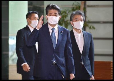安倍晋三（中）8月28日来到位于东京的首相办公室