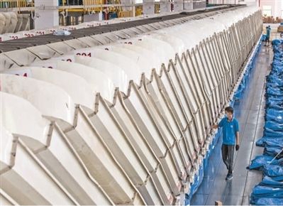 广西壮族自治区岑溪市的智能科技电商产业园分拣车间内,工人在调度分拣快递件。 何华文摄(人民视觉)