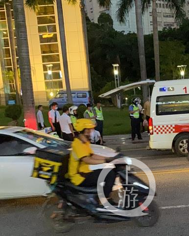▲6月11日，东莞岭南股份大楼有人被捅杀后，120急救车赶到现场。受访者供图