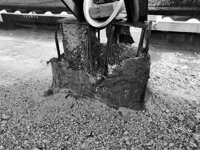 72水泥墩的混凝土严重风化剥落