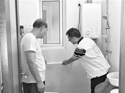 ▲为辖区学生进行近视防控筛查的专用车