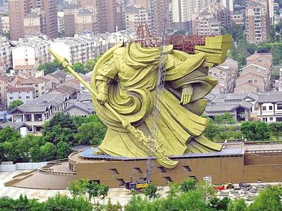 正在拆除的荆州市巨型关公雕像.