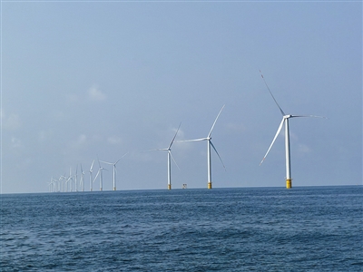 今年9月，中国华能山东半岛南4号海上风电项目34号风机顺利并网，成功发出华能在山东第一度海上风电。资料照片