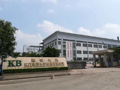 建滔积层板三名董事同日减持合计逾89万股 涉资近9000万港元