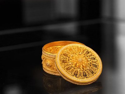 老铺黄金午前涨超8% 野村维持“买入”评级