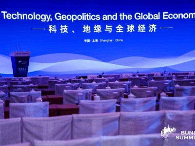 2026外滩年会首日侧记——AI的“明面”与“暗面” 2026外滩年会首日侧记——AI的“明面”与“暗面”