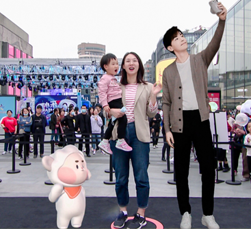 现场观众通过AR技术与邓伦同框合拍。