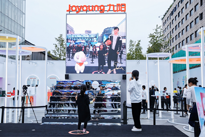 萌潮厨房吸引大家纷纷前来与邓伦合照打卡。