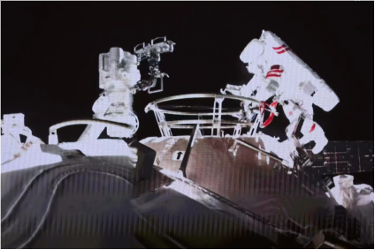 中国航天员在空间站舱外天外行走实景