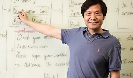 雷军在公司内部介绍互联网产品流程