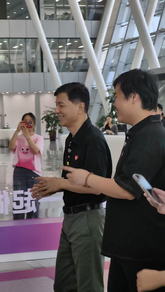 李彦宏现身百度科技园,将出席百度最高奖颁奖典礼