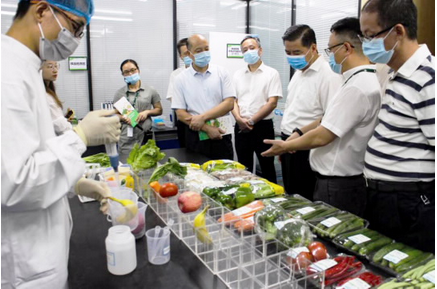 福建省副省长郑建闽一行考察永辉彩食鲜食安检测实验室