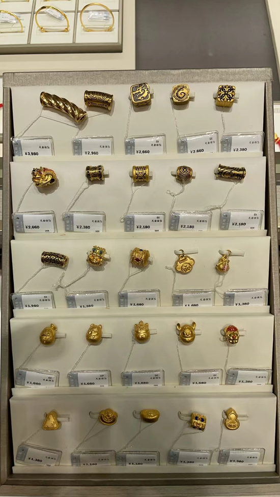  某金店&ldquo;一口价&rdquo;金饰商品&nbsp; 记者 刘伟杰 摄