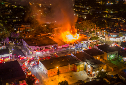 5月30日，加州洛杉矶费尔法克斯区的企业被纵火