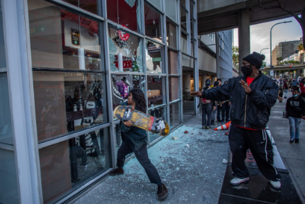  5月30日，示威者用滑板破坏洛杉矶市中心的一家餐厅 